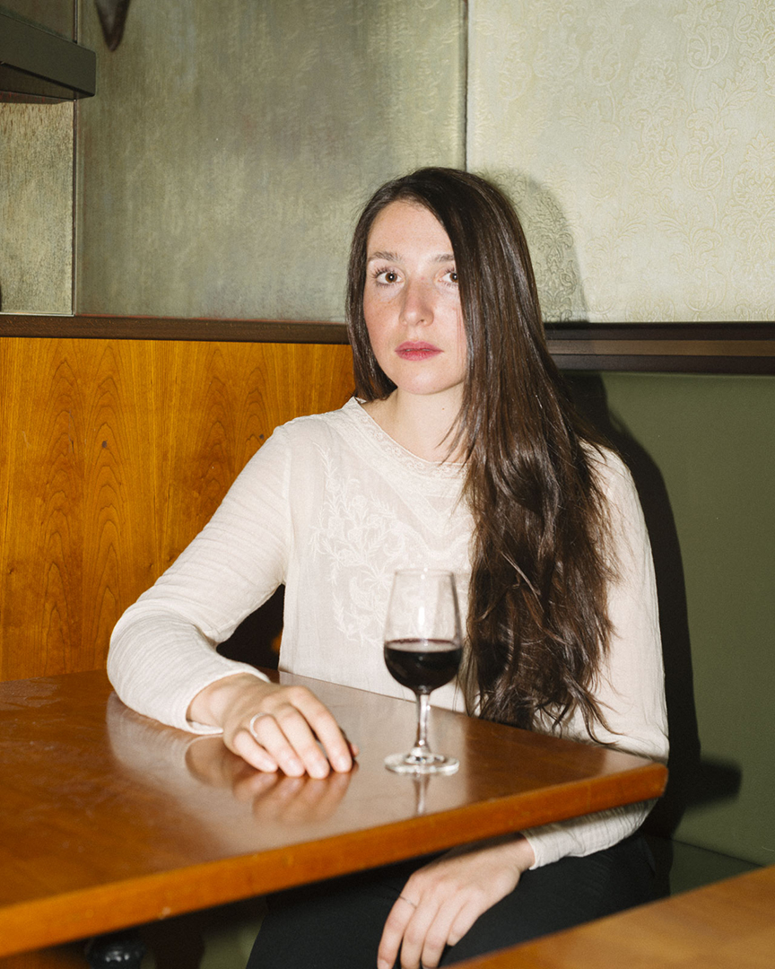 Rosa Thormeyer, Schauspielerin im Cafe Paris. 2019, Hamburg, Deutschland