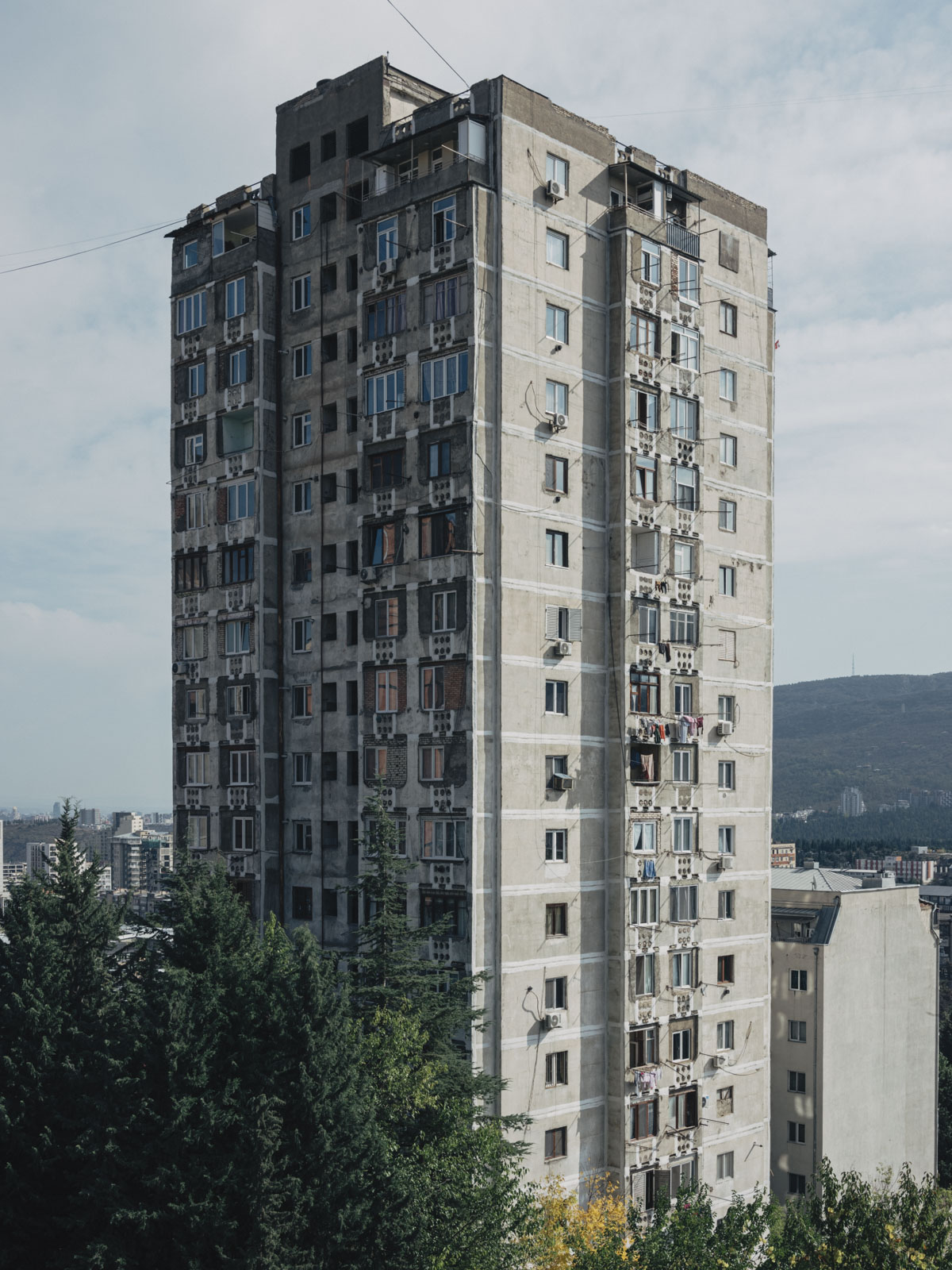 Ein Wohnblock im Stadtteil Saburtalo. Tiflis, 2022