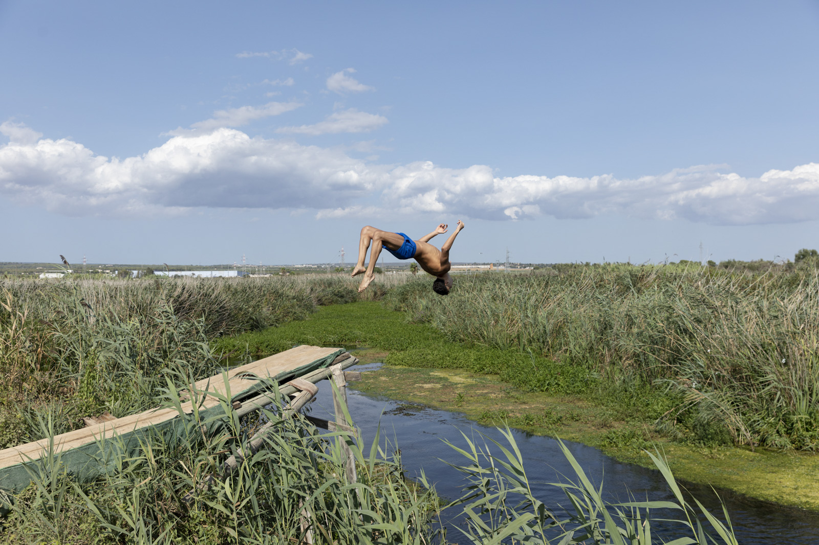 Gianluca macht einen Rückwärtssalto in den Fluss Tara. Das Naturschutzgebiet speist sich aus Süßwasserquellen, denen heilende Kräfte nachgesagt werden. Gerüchten zufolge soll das Gebiet verkauft werden, um den Bedarf des Kühlwassers für das Stahlwerk zu decken. September, 2023