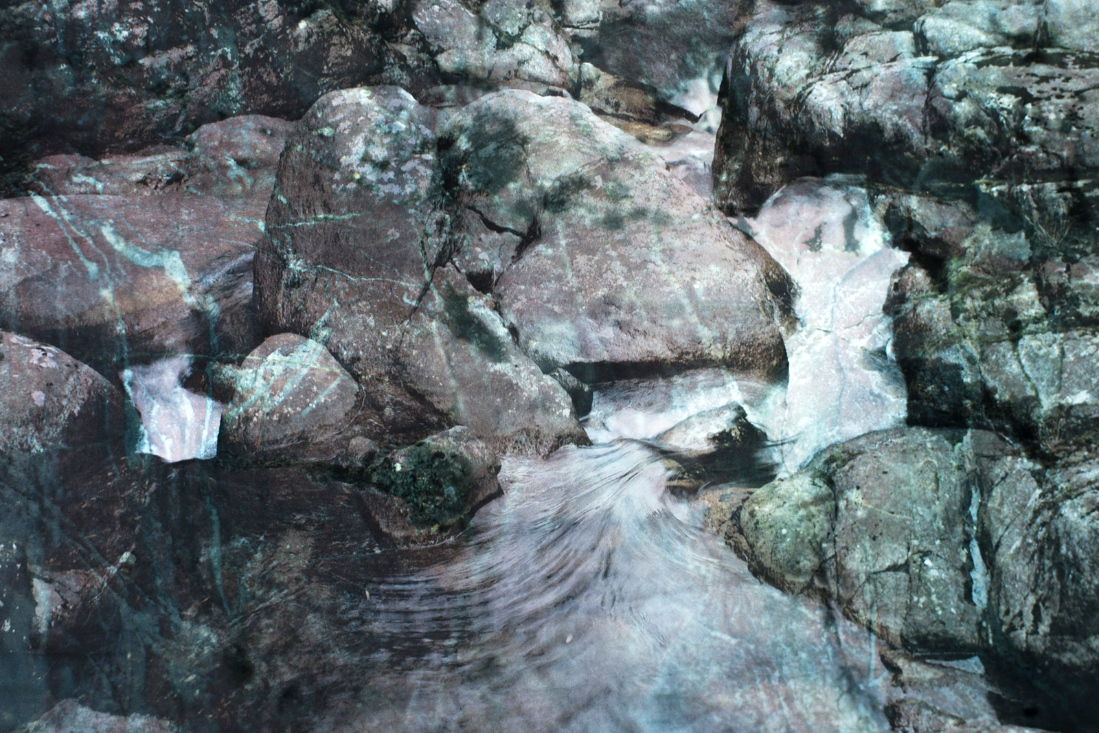 Eins - Analoge Collage aus Fotografien auf Transparentpapier. Betrachtungen zum Thema Ein(samkeit). Japan, 2015